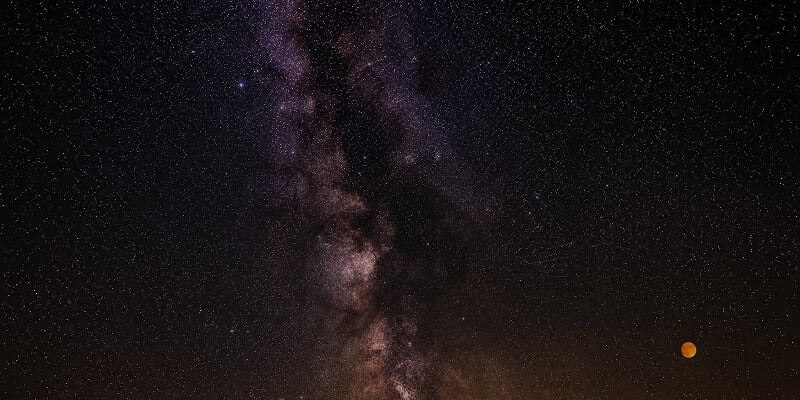 Звёздное небо и свет вдали
