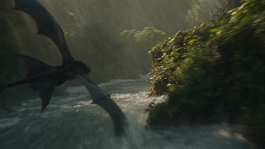 Дракон над лесной рекой